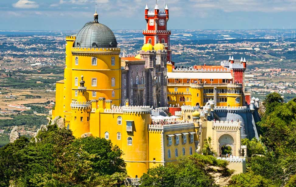 Private Tour to Sintra & Pena Palace and Wine Tasting in Colares