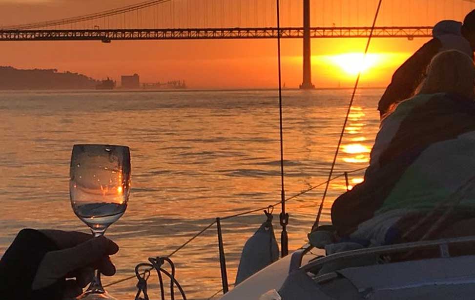 2 Hour Lisbon Sunset and Wine Sailing Tour