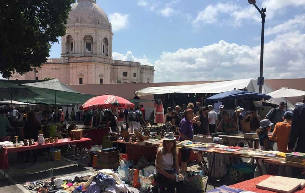 >Feira da Ladra flea market